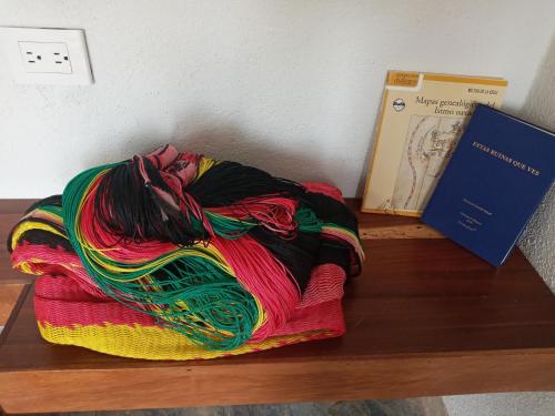 兹波利特La Aldea Zipolite的书旁边的木架上五颜六色的毯子