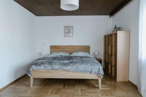 哈德Ferienhaus Barbara的一间卧室配有一张带木制床头板的床