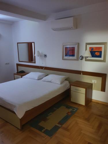 大洛希尼Apartmaji Punta的一间卧室配有一张床、一张桌子和一盏灯