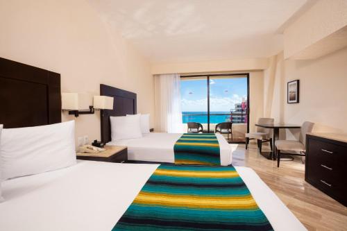 坎昆坎昆皇冠天堂俱乐部 - 全包的酒店客房设有两张床,享有海景。