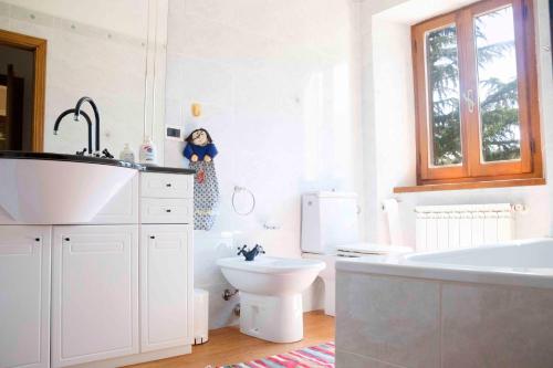 Piazza al SerchioGARFAGNANA spazioso appartamento, relax! prenotaz min 3 giorni的浴室配有盥洗盆、卫生间和浴缸。