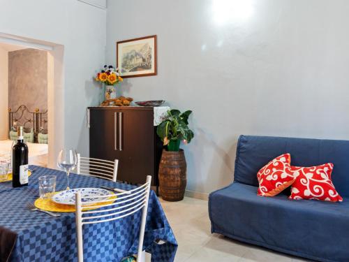 Casa di CioBelvilla by OYO Al Meriggio的客厅配有蓝色的沙发和桌子
