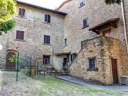 Casa di CioBelvilla by OYO Al Meriggio的一座大型石头建筑,前面有一个门