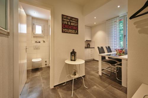 伯尔尼da Maurizio Suites的厨房以及带桌子和卫生间的用餐室。