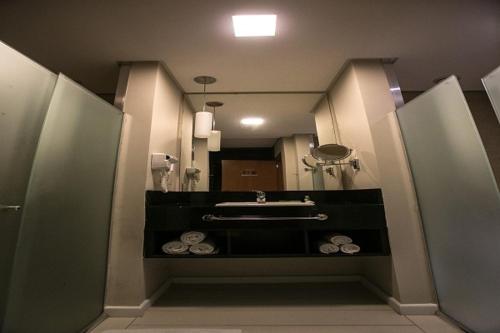 伊塔茹巴阿玛尼提柯尔酒店的一间带水槽和镜子的浴室
