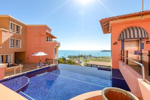 埃尔利海滩降灵岛马提尼克度假酒店的从带游泳池的房屋阳台欣赏风景