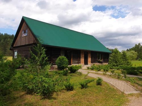 克拉斯拉瓦格里耶姆基旅舍的一个带绿色屋顶的大型木制谷仓