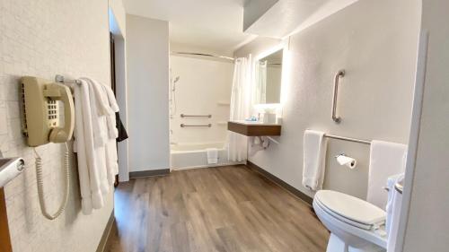 帕克城帕克城智选假日酒店的一间带卫生间和水槽的浴室