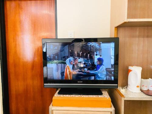 金马仑高原彩虹酒店的平面电视,坐在书顶上
