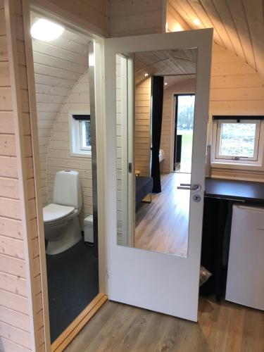TistrupHodde Kro的通往带卫生间的浴室的门