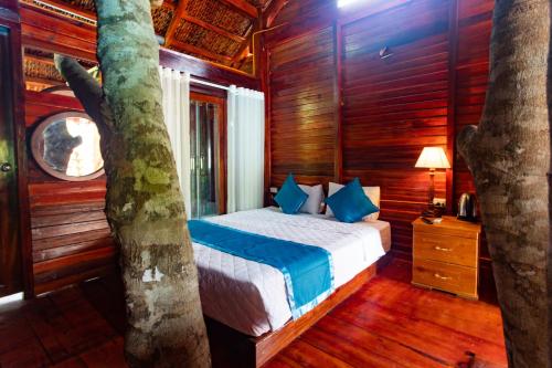 富国Caesar Phu Quoc Hotel的卧室,卧室旁边设有床