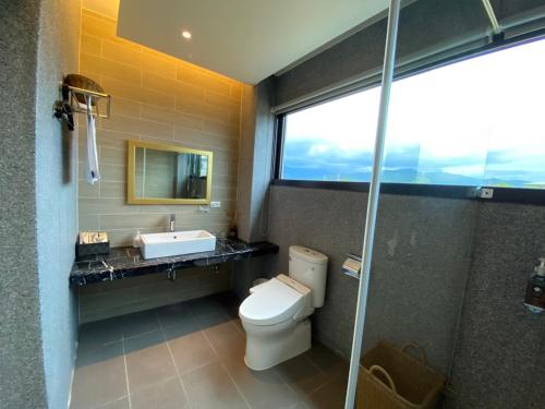 冬山乡涓久川食泊庭园民宿 的一间带卫生间、水槽和窗户的浴室