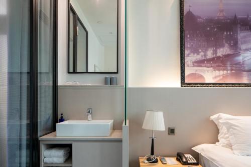 香港星网商务精品酒店的一间带水槽、床和镜子的浴室