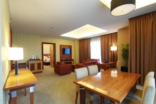 美娜多马雷森马纳多瑞士酒店的酒店客房设有桌子和客厅。