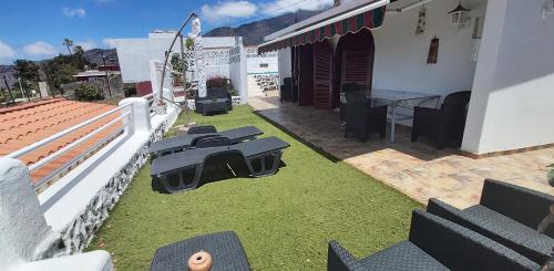 洛斯·亚诺斯·德·阿里丹Casitas Las Pereras的后院配有桌椅和草地
