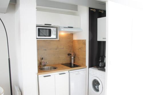 安格雷Anglet : Duplex dans résidence avec piscine的一间带水槽和微波炉的小厨房