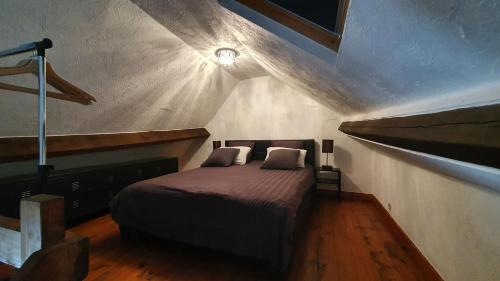 GesvesStudio cosy 2的一间卧室配有一张铺有木地板的床。