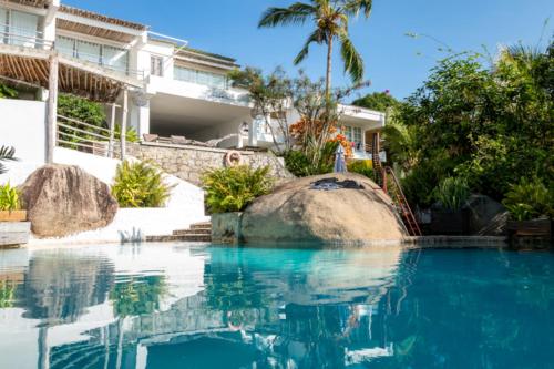 Glacis布里斯塞舌尔精品酒店的房屋前的游泳池
