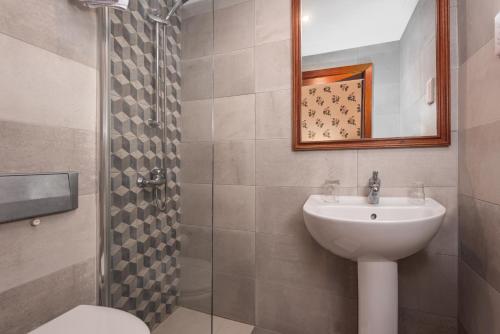瓦莱塔卡斯蒂利亚酒店的一间带水槽、卫生间和淋浴的浴室