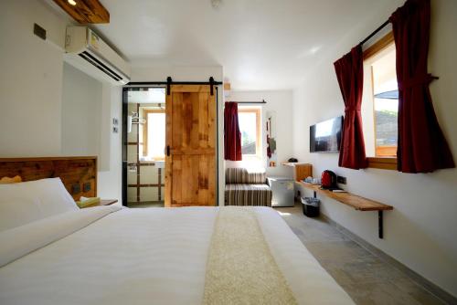 香港长洲B＆B住宿加早餐旅馆的一间卧室设有一张床和一个推拉门
