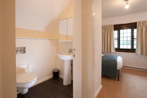 剑桥马丁利礼堂旅舍的一间带卫生间和水槽的浴室