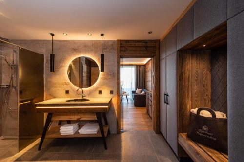 格兰河畔圣法伊特Gipfelhaus Magdalensberg的一间带水槽和镜子的浴室