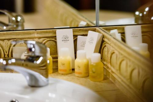 特尔古穆列什派森膳食公寓的浴室镜子,配有水槽和蜡烛