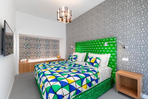 索伦托Luxury Design Home & Jacuzzi in Heart of Sorrento的一间卧室配有一张带绿色床头板的床