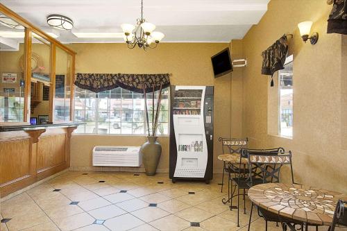 英格尔伍德英格伍德速8酒店的餐厅配有桌椅和冰箱。