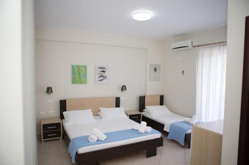德尔米佩里沃罗公寓的一间酒店客房,房间内设有两张床