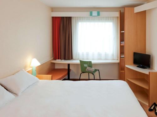 宜必思杜阿拉酒店客房内的一张或多张床位