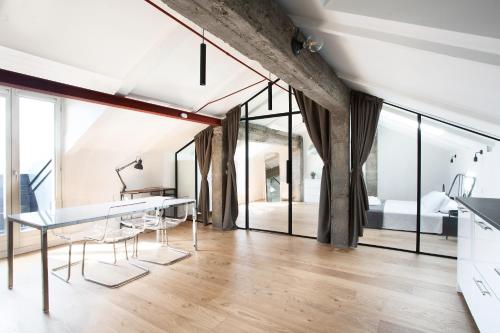 都灵Mato Apartment Torino的一间带桌椅的客厅和一间卧室