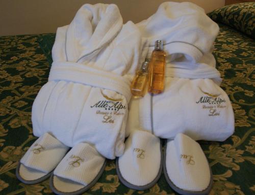 莫埃纳阿雷阿毕酒店的床上的一组毛巾和拖鞋