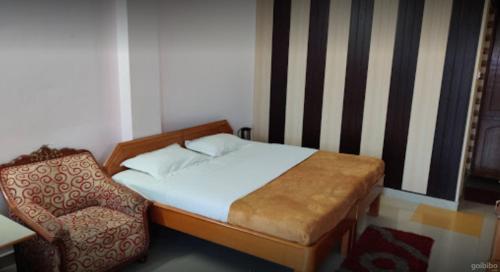 乔斯希马特Hotel Shail Shikhar的一间小卧室,配有一张床和一把椅子