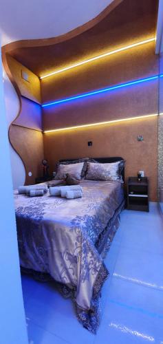 扎达尔Yela的一间卧室配有一张大床和木制床头板