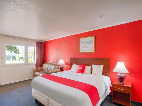 科珀斯克里斯蒂Capital O Padre Island Corpus Christi的红色的卧室设有一张红色墙壁的大床