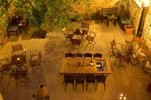 贝尔加马阿里斯托尼克斯精品酒店的享有餐厅高处的景致,配有桌椅