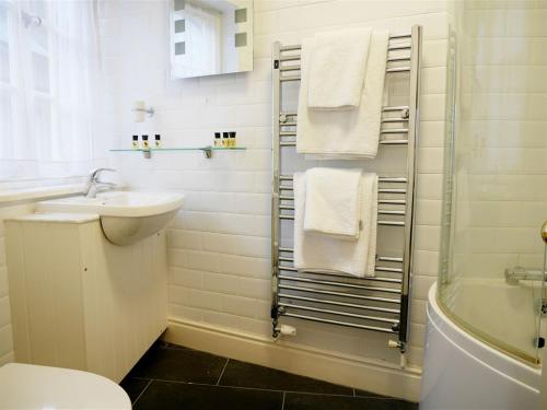 皇家伍顿巴西特天使在伍顿巴西特酒店的浴室配有盥洗盆、卫生间和毛巾。