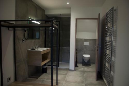 波利尼Aux Platanes的一间带水槽、淋浴和卫生间的浴室