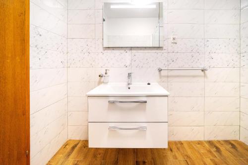 克尔克朱丽亚公寓的白色的浴室设有水槽和镜子