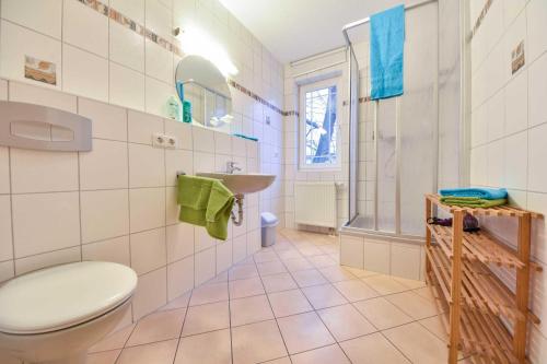 赛巴特班森Haus Strandoase 23的一间带卫生间和水槽的浴室