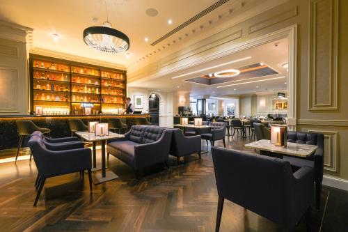 都柏林帕奈尔广场瞭望台酒店的一间带桌椅的餐厅和一间酒吧