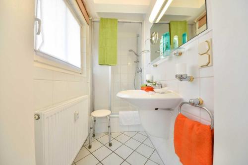 黑灵斯多夫Villa Hohe Düne 09的白色的浴室设有水槽和卫生间。