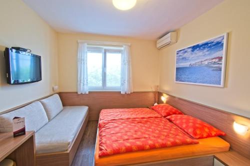 皮兰奥帕拉旅馆的一间小卧室,配有床和窗户