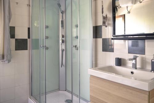 斯卡里奥Casa vacanze Artemide的一间带玻璃淋浴和水槽的浴室