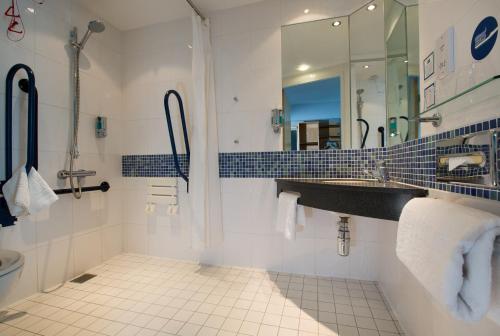 汉密尔顿汉密尔顿智选假日酒店的一间带水槽和镜子的浴室