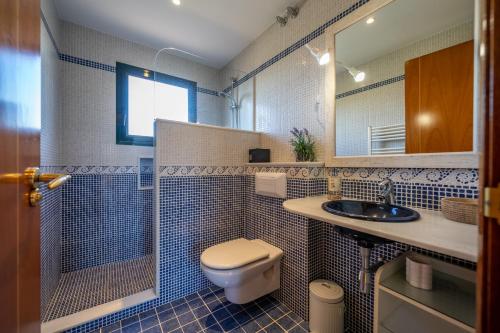 罗列特海岸VIlla Jaruco Lux, exclusiva zona residencial con Piscina & Aircon的一间带卫生间、水槽和镜子的浴室