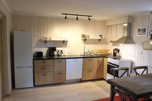 菲奈斯达伦Berggatan Villa - lägenhet 2的厨房配有白色冰箱和桌子
