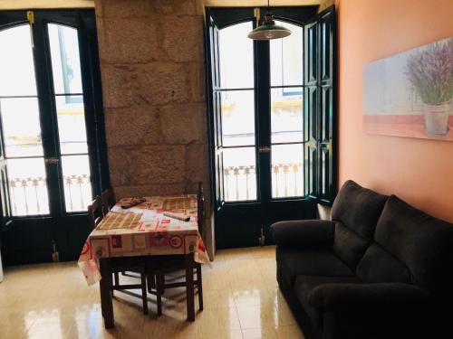 帕德隆Santiaguiño 2的客厅配有沙发和桌子