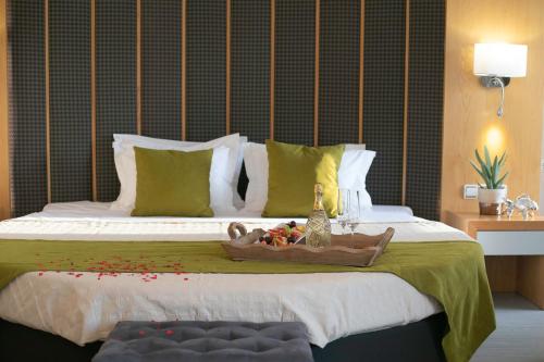 斯基亚索斯镇游泳池艺术酒店，菲莲酒店及度假村的一间卧室配有一张床,床上备有玩具托盘